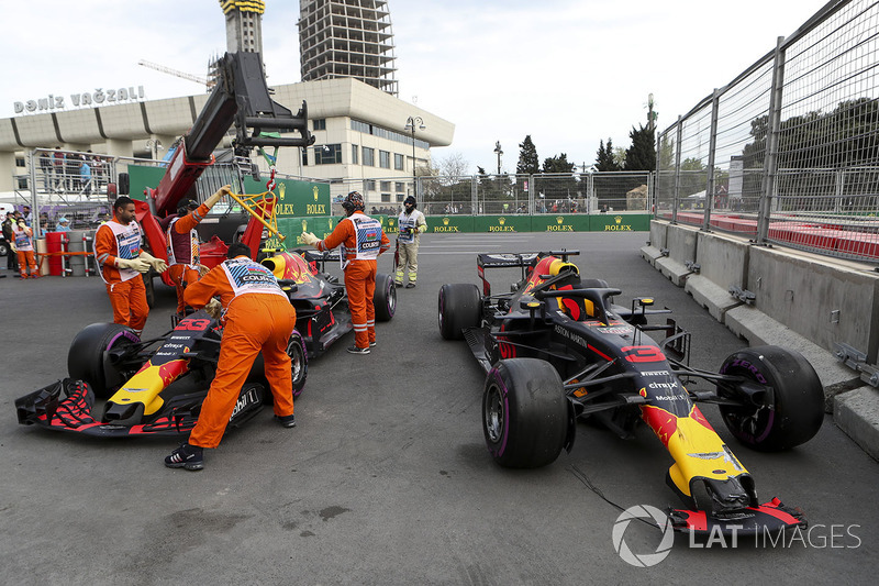 The crashed cars of Daniel Ricciardo, Red Bull Racing RB14 and Max Verstappen, Red Bull Racing RB14