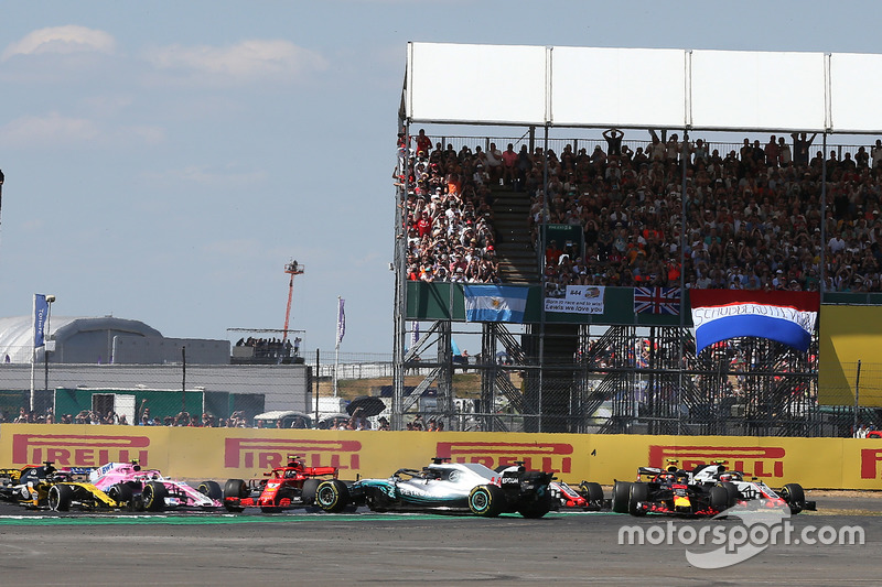 Lewis Hamilton, Mercedes-AMG F1 W09 en tête-à-queue après un contact avec Kimi Raikkonen, Ferrari SF71H au départ