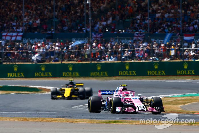 Esteban Ocon, Force India VJM11, y Carlos Sainz Jr., Renault Sport F1 Team R.S. 18