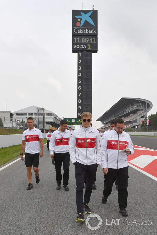 Marcus Ericsson, Sauber walks the track