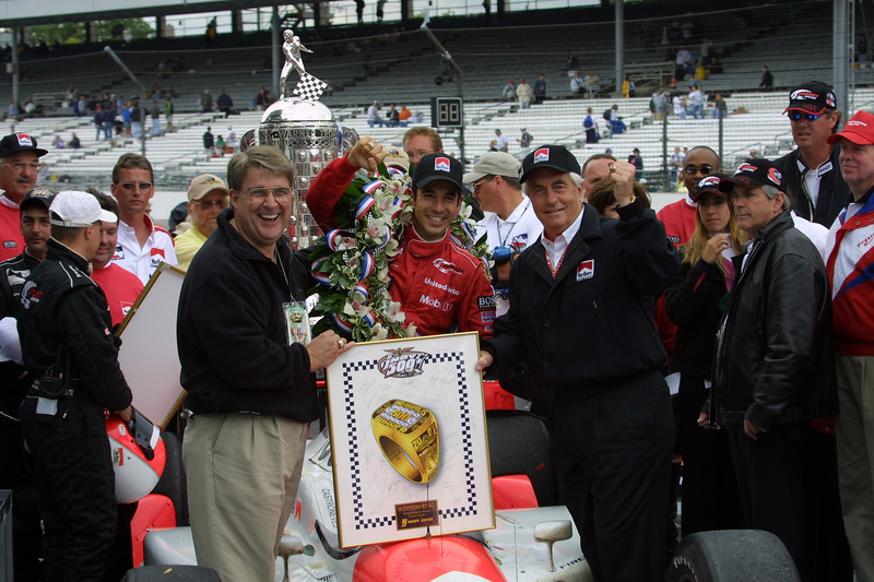 1. Helio Castroneves, Team Penske, mit Roger Penske