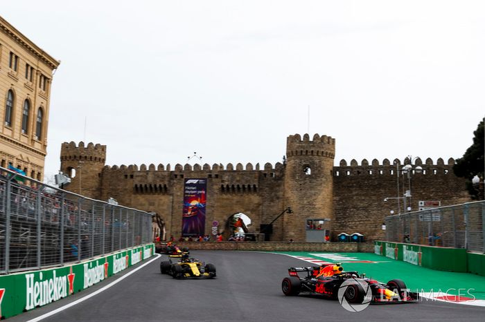 Max Verstappen, Red Bull Racing RB14 Tag Heuer, Carlos Sainz Jr., Renault Sport F1 Team R.S. 18