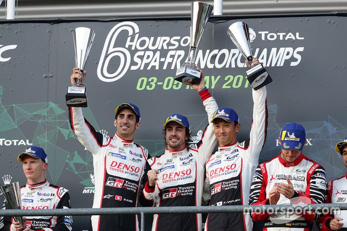 Podio: ganadores #8 Toyota Gazoo Racing Toyota TS050: Sébastien Buemi, Kazuki Nakajima, Fernando Alonso