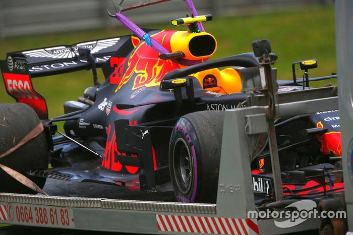 El Red Bull RB14 de Max Verstappen vuelve al pitlane en un camión