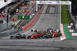 Lewis Hamilton, Mercedes-AMG F1 W09, Valtteri Bottas, Mercedes-AMG F1 W09 and Kimi Raikkonen, Ferrari SF71H battle at the start of the race