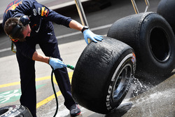 Механик Red Bull Racing моет шины Pirelli