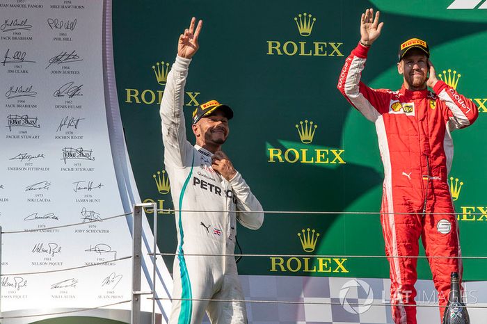 Lewis Hamilton, Mercedes-AMG F1 y Sebastian Vettel, Ferrari, celebran en el podio
