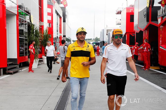 Carlos Sainz Jr., Renault Sport F1 Team, con Fernando Alonso, McLaren