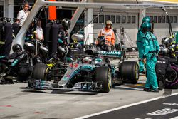 Lewis Hamilton, Mercedes AMG F1 W09 pit stop