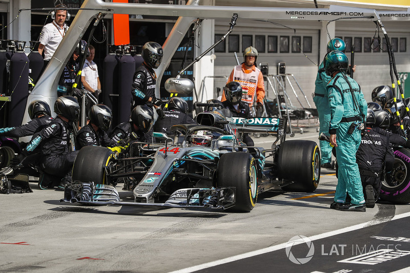 Lewis Hamilton, Mercedes AMG F1 W09 para en boxes