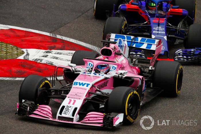 Sergio Perez, Force India VJM11, lidera a Brendon Hartley, Toro Rosso STR13 Honda