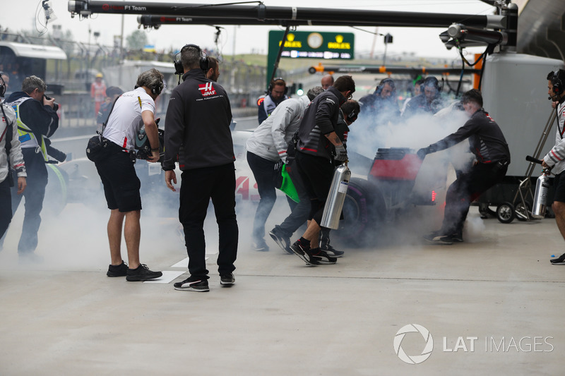 Mobil Haas F1 Team VF-18 Ferrari Romain Grosjean berasap di pitbox