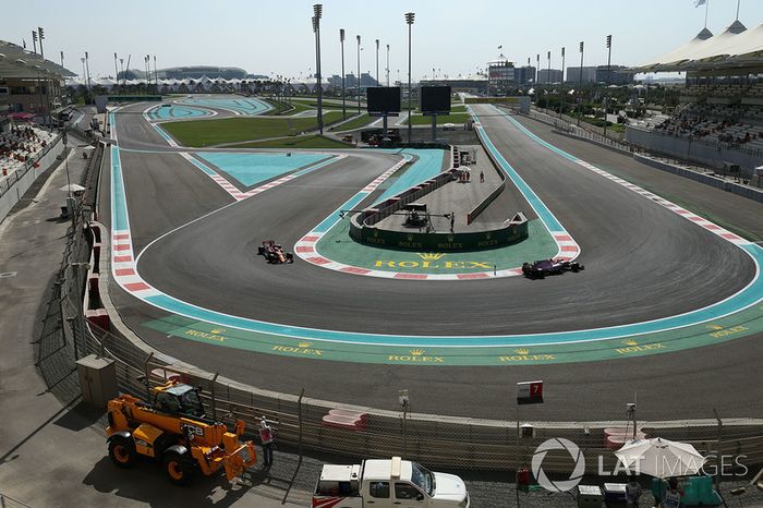 Sergio Pérez, Sahara Force India VJM10 y Fernando Alonso, McLaren MCL32