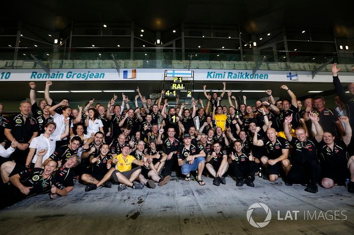 Kimi Raikkonen, Lotus F1 Team celebra conel equipo
