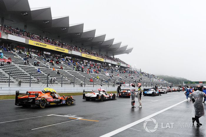 Los coches alineados en la recta de meta