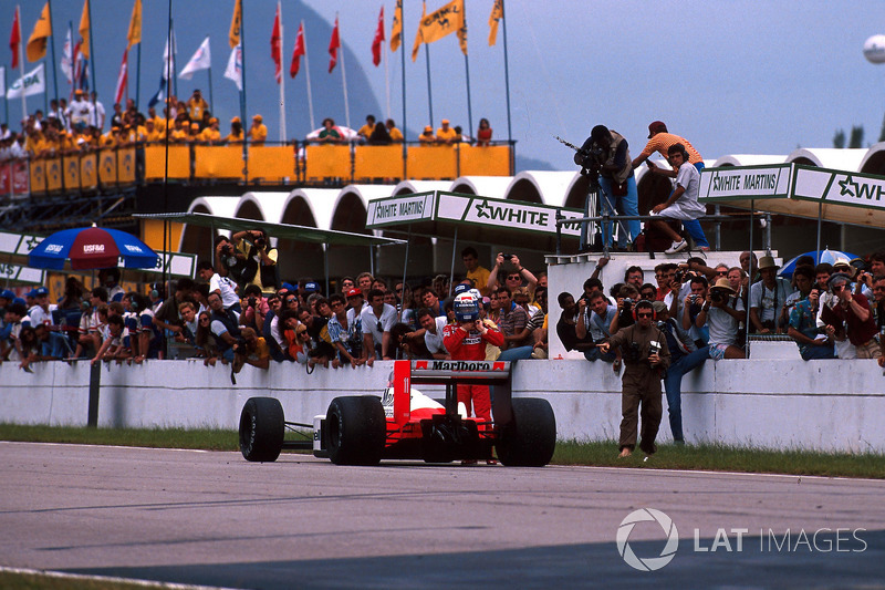 Winnaar Alain Prost, McLaren MP4/4 parkeert zijn wagen