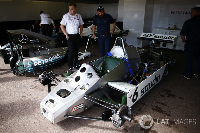 Kru tim Mercedes dan Williams melihat mobil Williams FW08 Ford Cosworth yang dikemudikan Keke Rosberg pada F1 1982