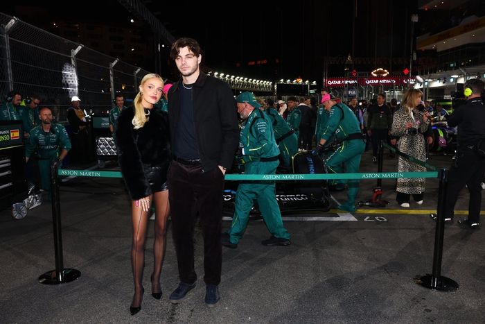 Taylor Fritz en la parrilla con el equipo Aston Martin F1 Team 