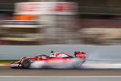 Kimi Raikkonen, Ferrari SF16-H running the Halo cockpit cover locks up under braking