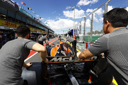 Механіки McLaren штовхають болід Ферннадо Алонсо, McLaren MCL32 до боксів