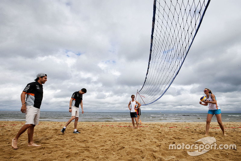 Sergio Pérez, Sahara Force India F1 y Esteban Ocon, Sahara Force India F1 juegan voleibol en la playa de Brighton con Tamsin Hinchley, jugadora de voleibol