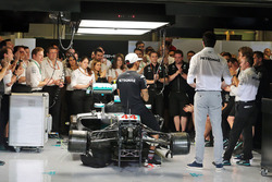 Lewis Hamilton, Mercedes AMG F1; Toto Wolff, directeur exécutif Mercedes AMG F1; Nico Rosberg, Mercedes AMG F1; et Paddy Lowe, directeur exécutif technique Mercedes AMG F1 lors d'une réunion d'équipe