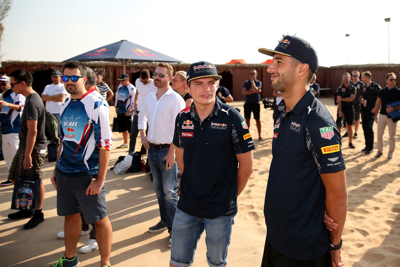 Max Verstappen, Red Bull Racing y Daniel Ricciardo, Red Bull Racing atienden en la junta para pilotos