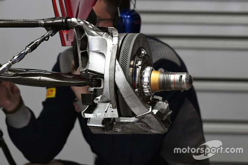 Détail des roues arrière de la Scuderia Toro Rosso STR12