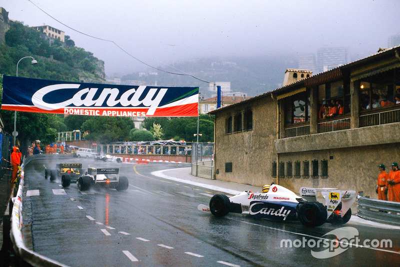 Stefan Bellof, Tyrrell 012-Ford, rebasa a Rene Arnoux y Ayrton Senna