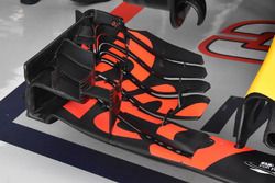 Max Verstappen, Red Bull Racing RB13, ala delantera detalle