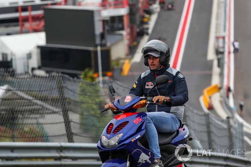 Carlos Sainz Jr., Scuderia Toro Rosso on a scooter
