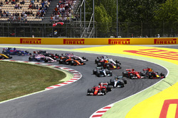 Старт гонки: Себастьян Феттель, Ferrari SF70H, Льюис Хэмилтон, Mercedes AMG F1 W08, Валттери Боттас,