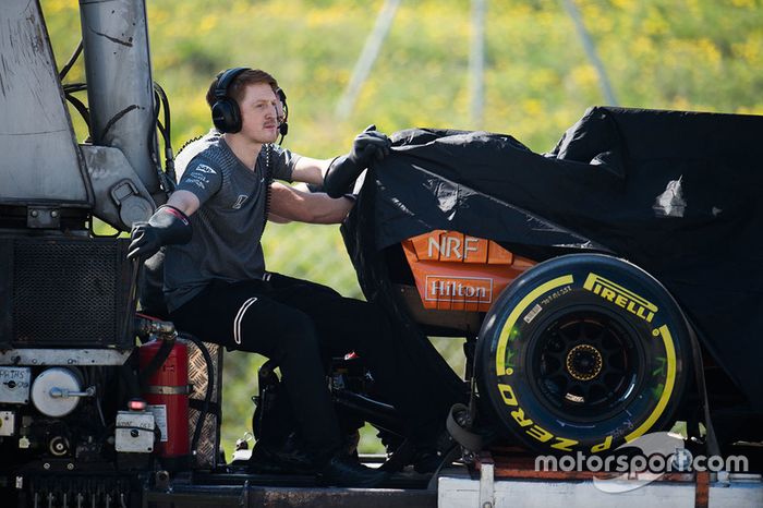 El McLaren MCL32 de Fernando Alonso es regresado a los pits