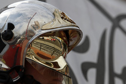 Le reflet de Kimi Räikkönen, Ferrari SF70-H, dans le casque d'un commissaire de piste
