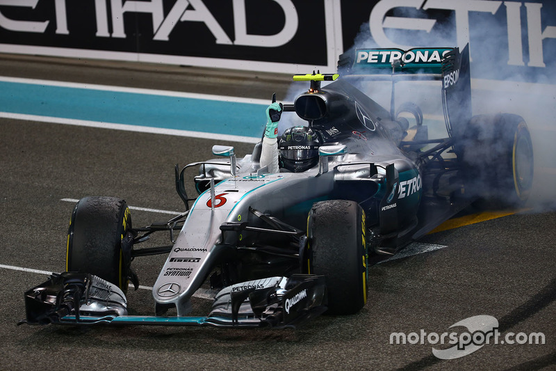 Segundo lugar a Nico Rosberg de Mercedes AMG F1 W07 celebra su campeonato del mundo al final de la carrera