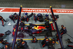 Daniel Ricciardo, Red Bull Racing RB13 pits