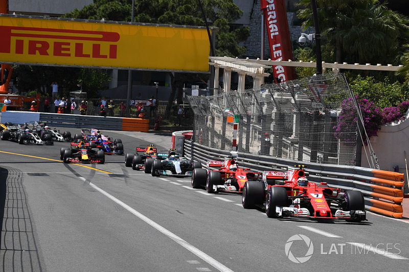 Départ : Kimi Raikkonen, Ferrari SF70-H leads