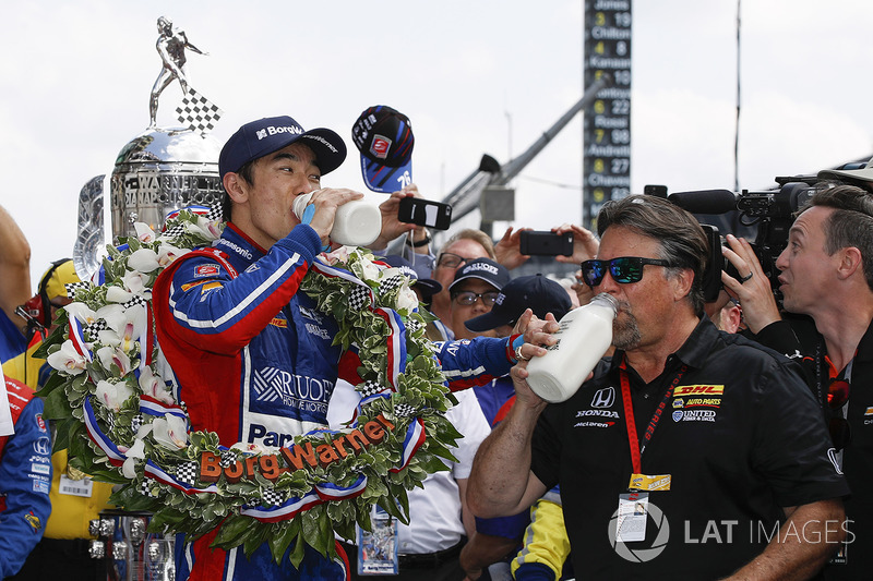 Winner Takuma Sato, Andretti Autosport Honda celebrates with team owner Michael Andretti, Andretti Autosport team owner