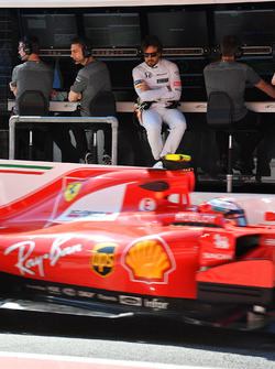 Fernando Alonso, McLaren Kimi Raikkonen'i izliyor, Ferrari SF70H