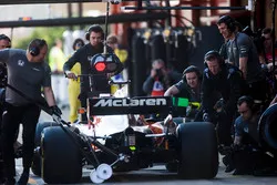 Stoffel Vandoorne, McLaren MCL32,hace un pit stop