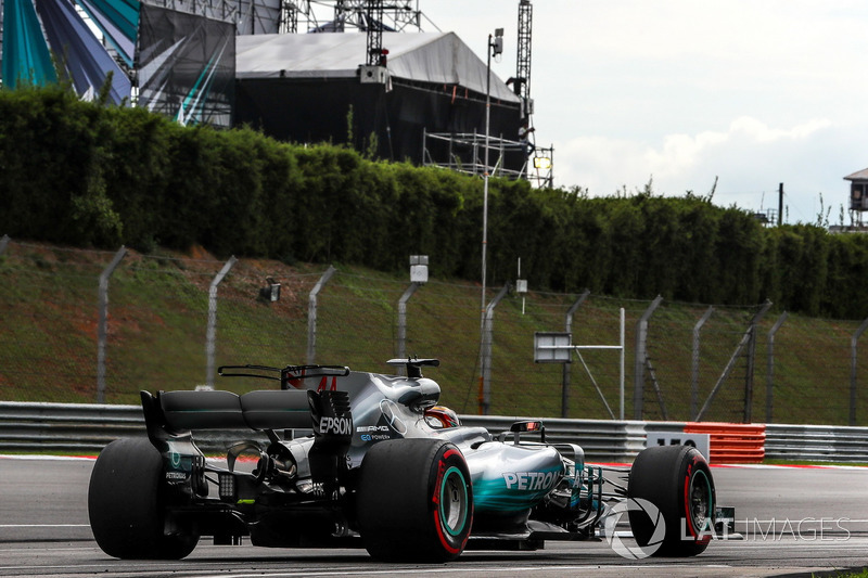 Lewis Hamilton fez apenas o sexto tempo, quase um segundo e meio atrás do rival da Ferrari.