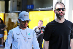 Lewis Hamilton, Mercedes AMG F1 con Marc Hynes