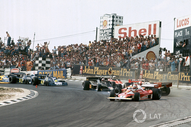 Clay Regazzoni, Ferrari 312T2, James Hunt, McLaren M23 crash as Niki Lauda, Ferrari 312T2