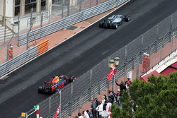 Lewis Hamilton, Mercedes AMG F1 W07 Hybrid precede Daniel Ricciardo, Red Bull Racing RB12