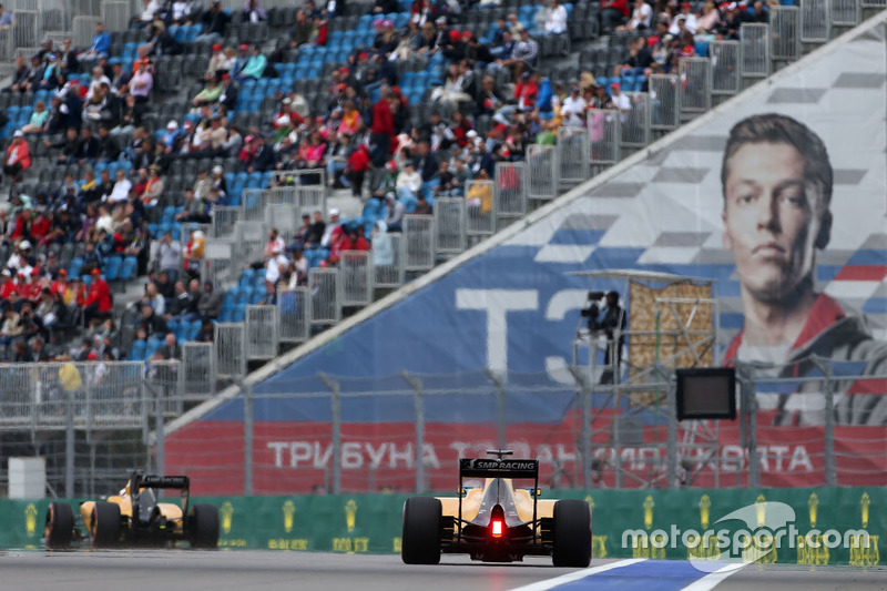 Jolyon Palmer, Renault Sport F1 Team RS16, und Kevin Magnussen, Renault Sport F1 Team RS16