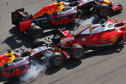 Daniil Kvyat, Red Bull Racing RB12 crashes into Sebastian Vettel, Ferrari SF16-H at the start