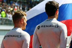 Kevin Magnussen, Renault Sport F1 Team and Jolyon Palmer, Renault Sport F1 Team as the grid observes