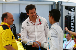 Фредерик Вассёр, гоночный директор Renault Sport F1 Team, Тото Вольф, руководитель Mercedes AMG F1