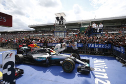 1. Lewis Hamilton, Mercedes AMG F1 W07 Hybrid, im Parc Fermé