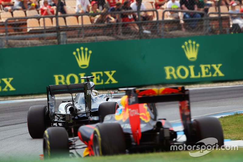 Lewis Hamilton, Mercedes AMG F1 W07 Hybrid y Daniel Ricciardo, Red Bull Racing RB12